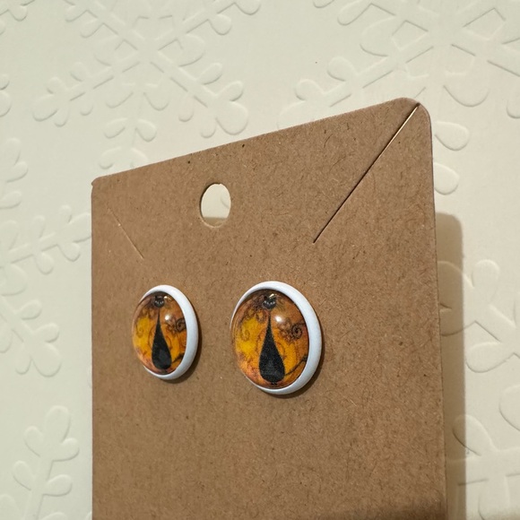 ❄️ SALE! NEW Black Cat Stud Earrings .5” White Metal - Picture 3 of 6